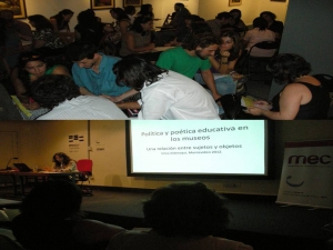 Arriba: Imagen del trabajo grupal durante el Taller de Curaduría Educativa. Abajo: Fotografía de la Conferencia de Alderoqui &#039;Política y poética educativa de los museos&#039;