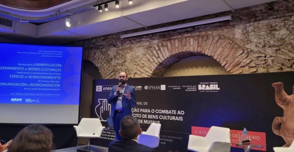 Andr&eacute;s Leal dictando su conferencia