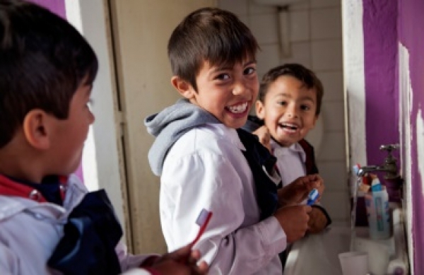 Ni&ntilde;os de escuela rural aprenden h&aacute;bitos de higiene bucal con material donado por Jap&oacute;n
