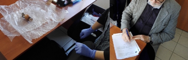 El Director del museo recibe la pieza recuperada.
