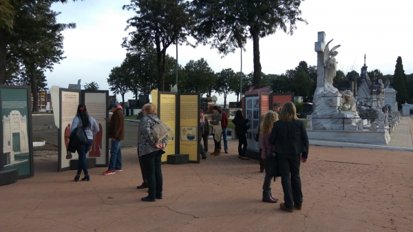 Exposici&oacute;n en cementerio de Mercedes
