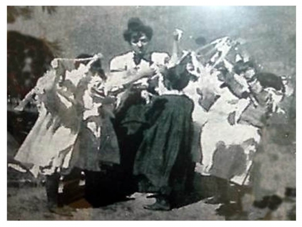 Enriqueta Compte y Riqu&eacute; jugando con alumnos (1906)