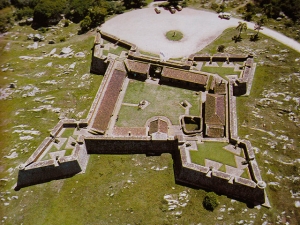 La Fortaleza de Santa Teresa es sede de muestra itinerante "Las vidas detr&aacute;s de las piedras".