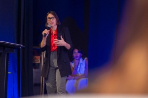 Ver&oacute;nika Herszhorn exponiendo